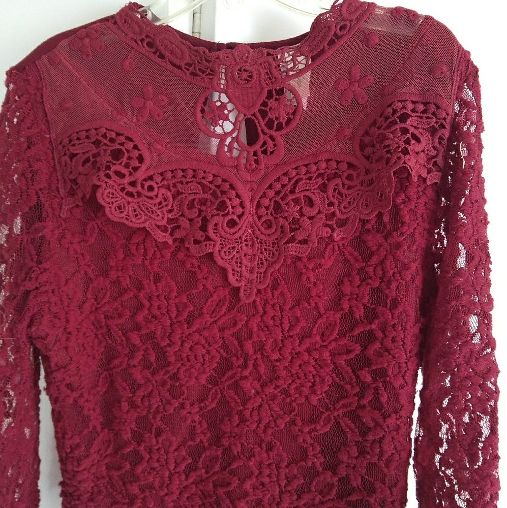 Turtkeneck red lace top
